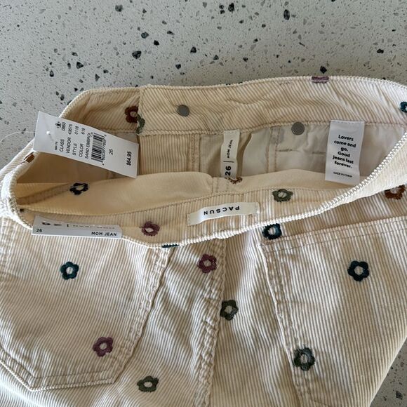 PACSUN Cream Floral Embroidered Corduroy Mom Jeans Size 26 Classic High Rise NWT - Picture 12 of 15